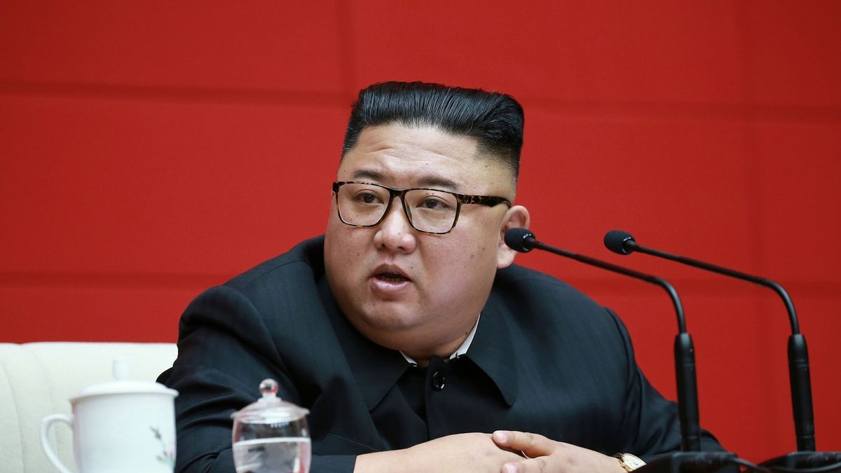 Kim válčí proti džínám, účesům i zahraničním filmům. Lidem hrozí vězení i smrt